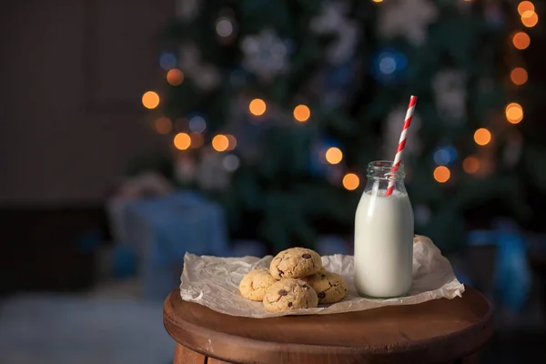 Färsk Choklad Chips Cookies Med Mjölk För Santa Träbord Med — Stockfoto