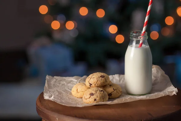 Рождественское Печенье Молоком Санта Клауса Фоне Размытой Елки — стоковое фото