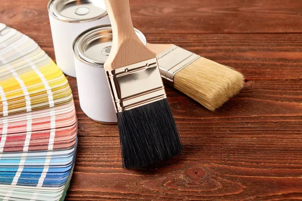 Herramientas de pintura sobre mesa de madera —  Fotos de Stock