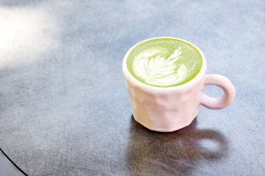 Gri arkaplanda seramik kibrit latte.