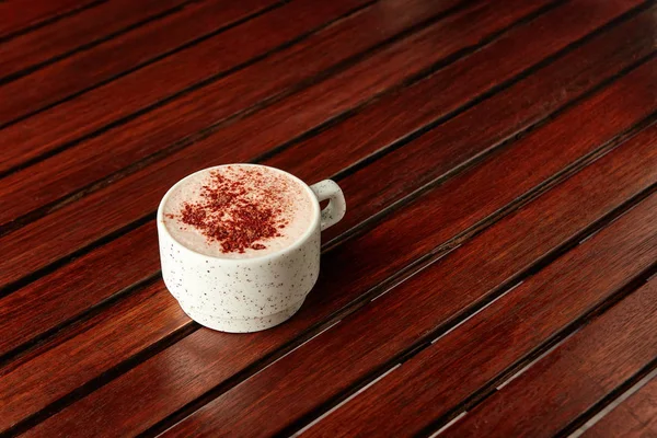 Tazza di cioccolata calda con schiuma di latte e cacao . — Foto Stock