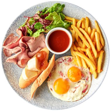 Jambon, pastırmalı yumurta, patates kızartması, marul salatası, domates soslu peynir ve ekmek dahil tam İngiliz kahvaltısı..