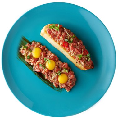 Tahta masada yumurta sarısı ve sığır eti tartar.