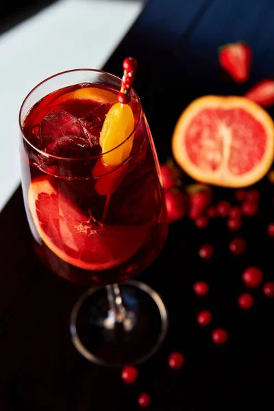 Bicchiere Spritz Mele Cocktail Con Pompelmo Fragole Tavolo Legno Caffè — Foto Stock