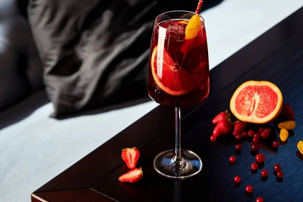 Copa Aperol Spritz Cóctel Con Pomelo Fresas Mesa Madera Cafetería —  Fotos de Stock