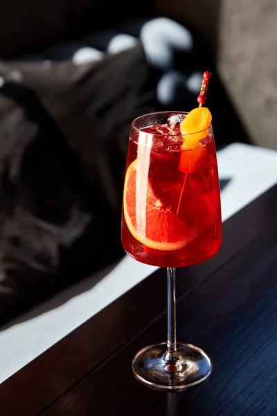 Copa Aperol Spritz Cóctel Con Pomelo Fresas Mesa Madera Cafetería —  Fotos de Stock