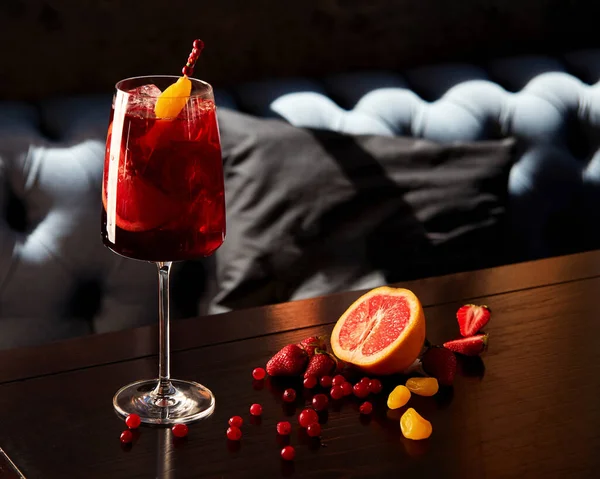 Copa Aperol Spritz Cóctel Con Pomelo Fresas Mesa Madera Cafetería —  Fotos de Stock