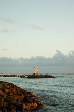 Gün batımında kışın Etang Adası 'nda bir rıhtımda.