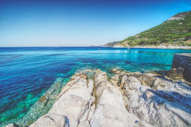 Elba adasındaki güzel sahil şeridi.