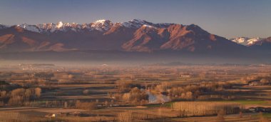 Alplerin dağ sırasının panoramik görüntüsü