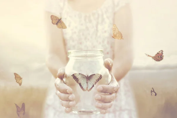 Kobieta Daje Wolność Niektóre Motyle Zamknięte Szklanym Wazonie — Zdjęcie stockowe
