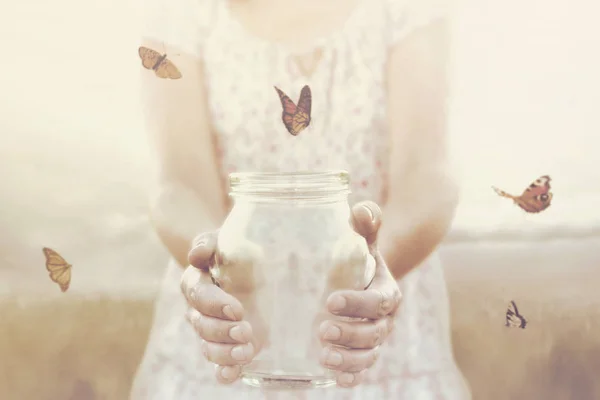 Kvinnan Ger Frihet Till Vissa Fjärilar Inneslutna Glasvas — Stockfoto
