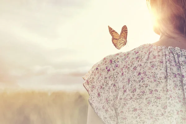 Momento Especial Encontro Entre Uma Borboleta Uma Menina Meio Natureza — Fotografia de Stock