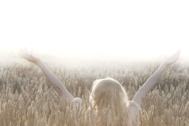 Buğday içinde derin bir nefes alarak kadın