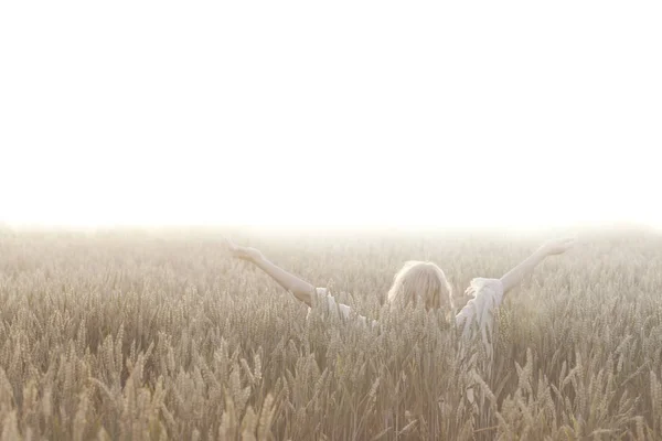 Mulher Faz Meditação Meio Natureza — Fotografia de Stock