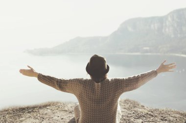 kadın çevreleyen doğa kollarını açarak