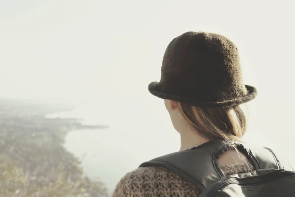 Reisenden Frau Beobachtet Die Landschaft Von Oben Auf Dem Berg — Stockfoto