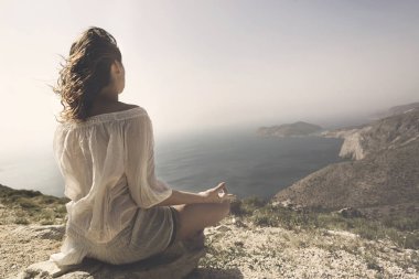 kadının önünde muhteşem bir manzaraya yoga egzersizleri yapması