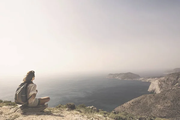 Mujer Viajera Relaja Medita Cima Una Montaña — Foto de Stock