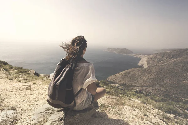 Voyageuse Détend Médite Sur Sommet Une Montagne — Photo