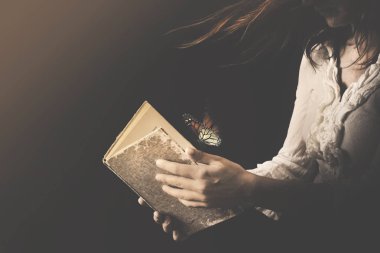 kadın kelebekler nereye bir kitap okur