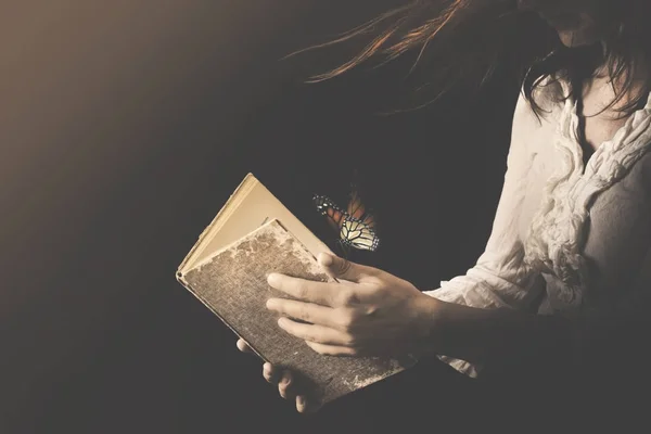 Mujer Lee Libro Donde Salen Mariposas —  Fotos de Stock