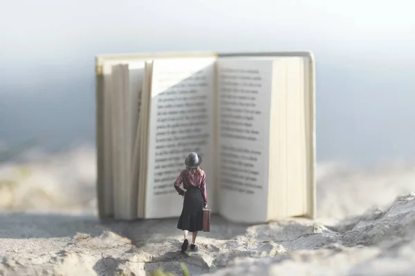 Сюрреалистический Момент Женщины Идущей Гигантской Книге — стоковое фото
