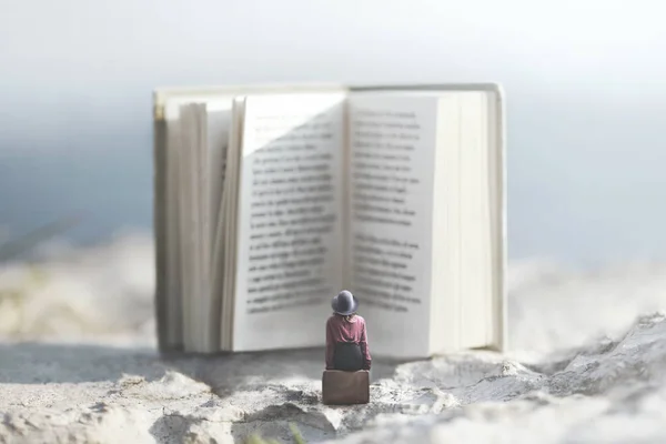 Vrouw Zitten Een Koffer Leest Een Gigantische Boek — Stockfoto