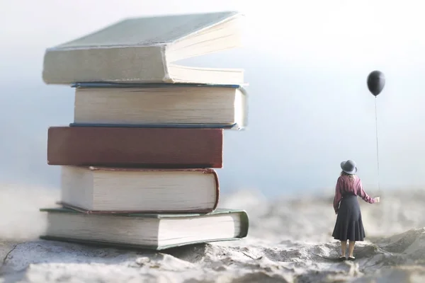 Mujer Con Globo Asombrada Una Montaña Libros Gigantes —  Fotos de Stock