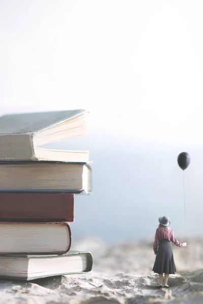 Mujer Con Globo Asombrada Una Montaña Libros Gigantes —  Fotos de Stock