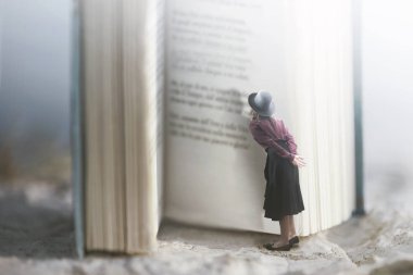 Meraklı kadın dev bir kitap okur