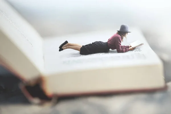 Situación Surrealista Una Mujer Leyendo Libro Acostada Libro Gigante — Foto de Stock