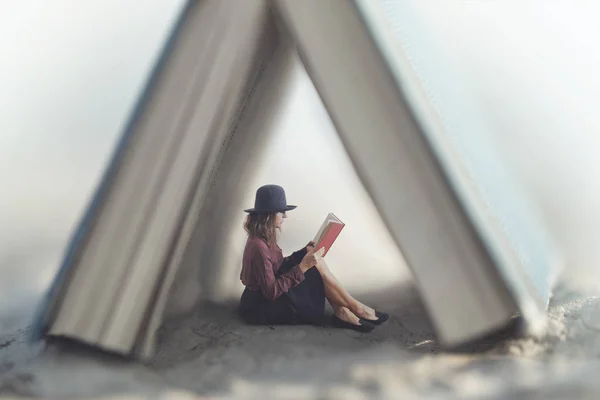 Kleine Vrouw Lezen Van Een Boek Wet Beschermd Door Een — Stockfoto