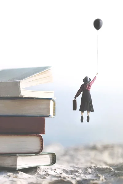 Žena Nesena Balón Letí Nad Horu Obří Knih — Stock fotografie