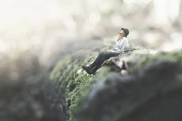 Contacto Surrealista Entre Una Mujer Pequeña Naturaleza Del Bosque Que —  Fotos de Stock