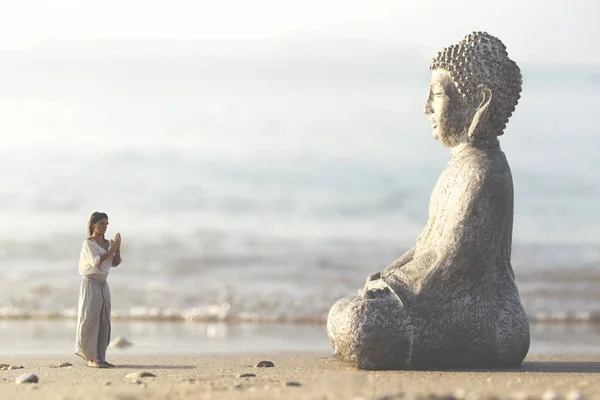 Mujer Reza Meditando Delante Estatua Buda —  Fotos de Stock