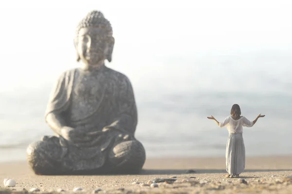 Frau Macht Yoga Übungen Vor Buddha Statue — Stockfoto