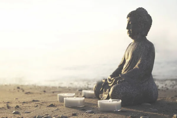 Templet Med Buddha Statyn Och Tända Ljus Som Lyser Upp — Stockfoto