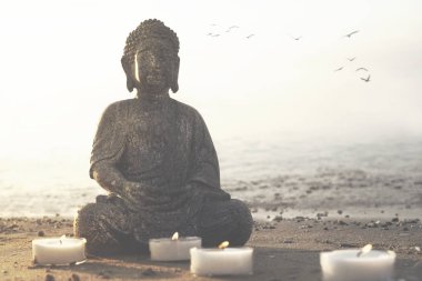 Buda heykeli ve ruh aydınlatmak yanan mum Tapınağı