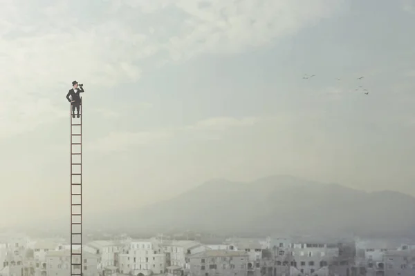 Hombre Negocios Cima Una Larga Escalera Observa Ciudad Con Sus — Foto de Stock