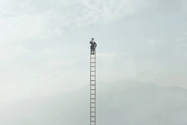 Viajero Hombre Observa Naturaleza Con Catalejo Parte Superior Una Escala — Foto de Stock