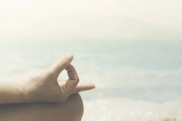 Yoga Gebaar Van Handen Van Een Vrouw Aan Oceaan — Stockfoto