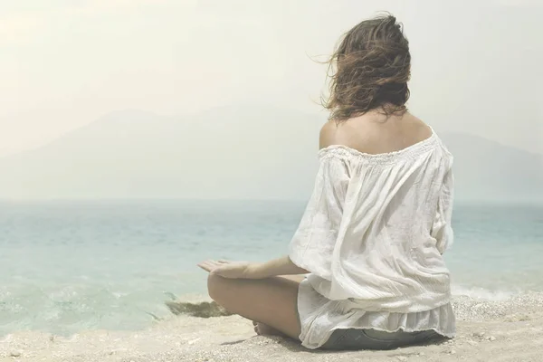 Mediterar Kvinna Gör Yogaövningar Framför Havet — Stockfoto
