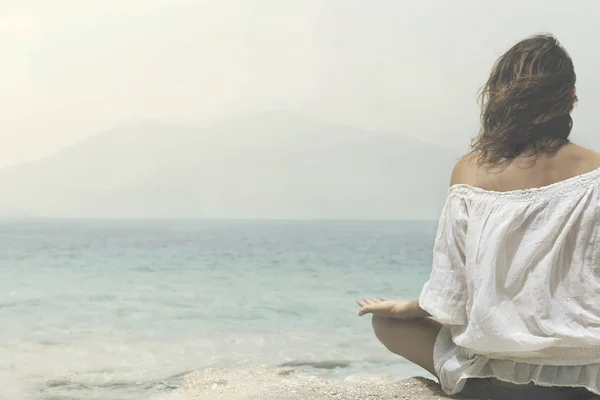 Mujer Hace Ejercicios Yoga Frente Océano — Foto de Stock