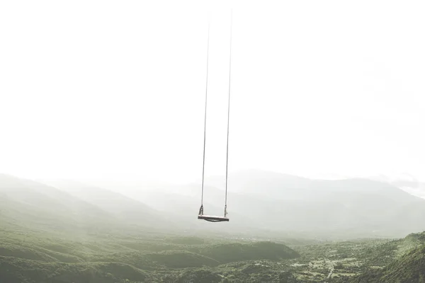 Surrealistisch Berglandschap Met Een Schommel Die Lucht Beweegt — Stockfoto