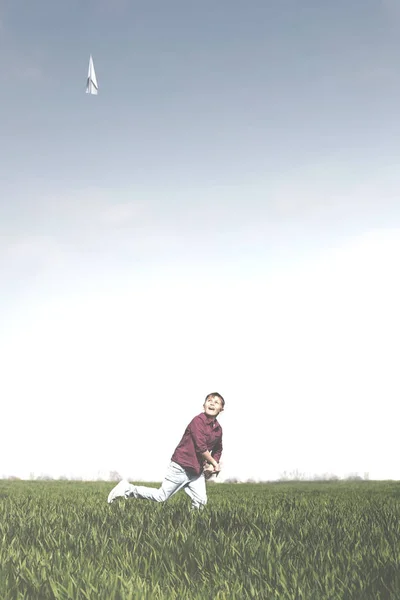 Jeune Garçon Court Dans Prairie Lançant Son Nouvel Avion Papier — Photo