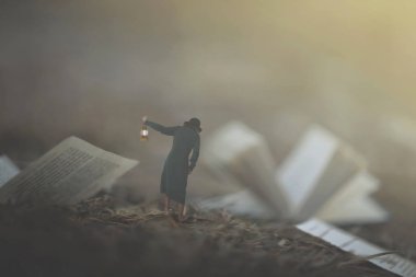 bir kadının yürüyüş fenerle gerçeküstü an siste sayfalar ve kitaplar arasında karışık