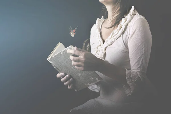 Kobieta Czyta Książkę Gdzie Motyle Wyjść Jako Przepływ Myśli Marzeń — Zdjęcie stockowe