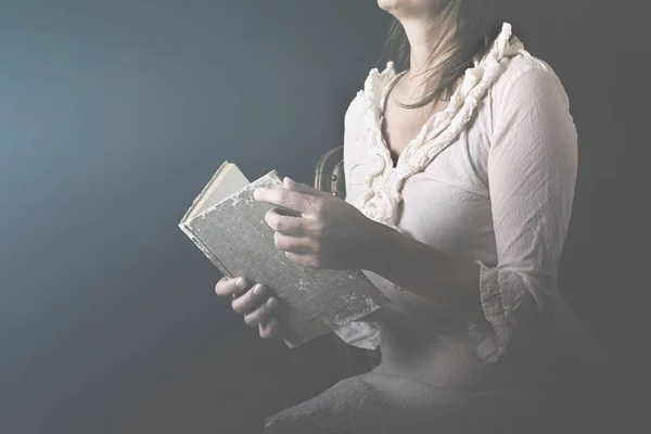 Mulher Sonhando Páginas Livro Com Amor — Fotografia de Stock