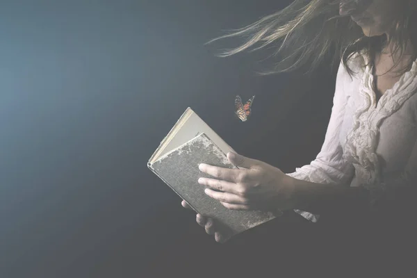 Mujer Lee Libro Donde Salen Mariposas —  Fotos de Stock